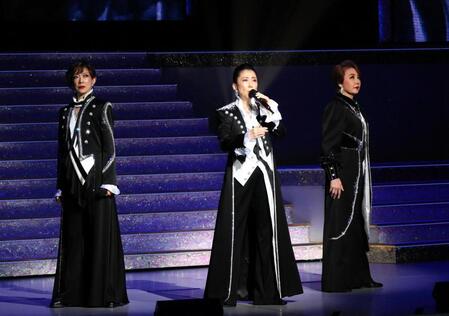 宝塚ＯＧ万博公演「未来へのＯｎｅ　Ｓｔｅｐ！」で「エリザベート」の楽曲をを熱唱する（左から）姿月あさと、一路真輝、麻路さき