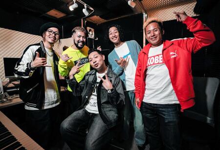 　ベリーグッドマン・Ｒｏｖｅｒ（左から３人目）がプロデュースした新曲をリリースするＭＡＣＫ　ＪＡＣＫ