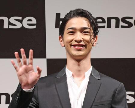 　笑顔で手を振る横浜流星（撮影・金田祐二）