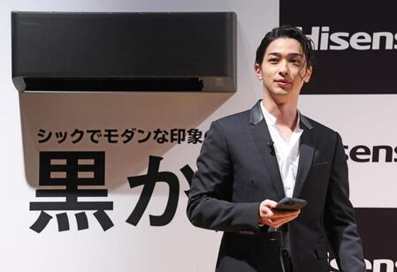 　スマートフォンでエアコンを操作する横浜流星（撮影・金田祐二）