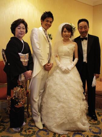 　新婦の両親（右・中田カウス、左・野間禎子さん）に挟まれる野間久生さんと関西テレビ・坂元龍斗アナウンサー＝２０１０年
