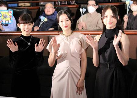 　舞台あいさつに登壇した（左から）杉咲花、広瀬すず、清原果耶