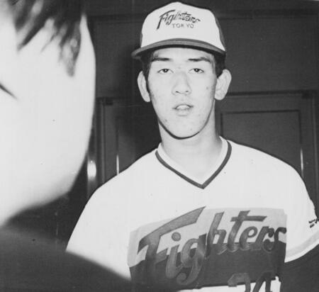 　「指名しなかった他球団を見返してやります」と怪気炎を上げる日本ハム・南竜次＝１９９０年