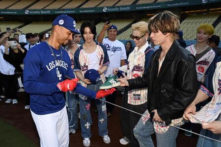 　ムーキー・ベッツ選手（左）からサインをもらい、笑みがこぼれるＪＯ１メンバー一同©ＬＡＰＯＮＥ　ＥＮＴＥＲＴＡＩＮＭＥＮＴ