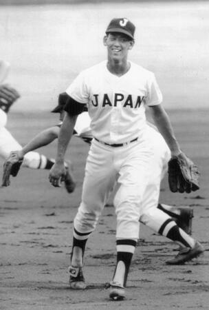 　１失点の好投にマウンド上で笑顔を見せる全日本・南竜次＝１９９０年８月