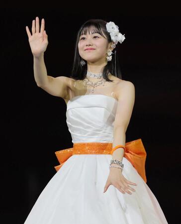 　ファンに手を振る八木栞（撮影・棚橋慶太）