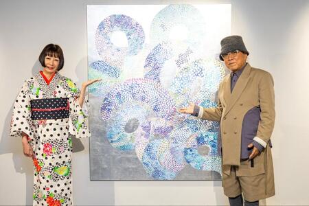 　自身の個展の取材会に出席したＫＡＯＲＵＫＯ（左）とドン小西氏