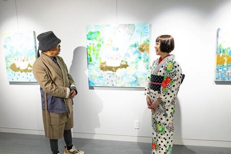 　笑顔で話すＫＡＯＲＵＫＯ（右）とドン小西氏