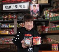 　えびす駄菓子バーで最新曲「昭和ごころ」を歌った天童よしみ