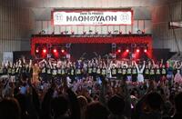 　フィナーレであいさつする出演者（撮影・伊藤笙子）