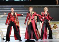 宝塚ＯＧ万博公演「未来へのＯｎｅ　Ｓｔｅｐ！」（左から）和央ようか、姿月あさと、湖月わたる