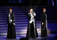 宝塚ＯＧ万博公演「未来へのＯｎｅ　Ｓｔｅｐ！」で「エリザベート」の楽曲をを熱唱する（左から）姿月あさと、一路真輝、麻路さき