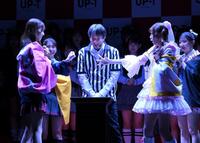 　グループ対抗のじゃんけん大会でＡＫＢ４８・千葉恵里（左）に勝利し、大型ビジョンＣＭの出演権を獲得したラフ×ラフ・日比野芽奈（右）＝撮影・伊藤笙子