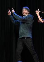 　「ＵＰ－Ｔ　新ＣＭ発表会見」で踊るひろゆき氏（撮影・伊藤笙子）