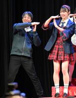 　「ＵＰ－Ｔ　新ＣＭ発表会見」で踊るひろゆき氏（撮影・伊藤笙子）