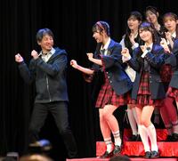 　「ＵＰ－Ｔ　新ＣＭ発表会見」でＡＫＢ４８とともに踊るひろゆき（左）＝撮影・伊藤笙子