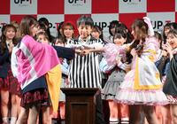 　街頭大型ビジョンＣＭの出演権をかけたグループ対抗のじゃんけん大会に臨むＡＫＢ４８・千葉恵里（左）とラフ×ラフ・日比野芽奈（中央は審判を務めたひろゆき）＝撮影・伊藤笙子