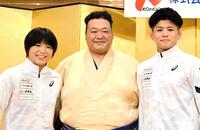 　地元高知で行われたパリ五輪壮行会に出席した桜井つぐみ（左）、清岡幸大郎（右）と、ゲスト出席した豊ノ島さん（２０２４年６月撮影）