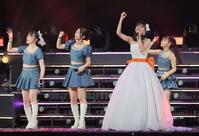 　メンバーと最後のパフォーマンスを見せる八木栞（撮影・棚橋慶太）