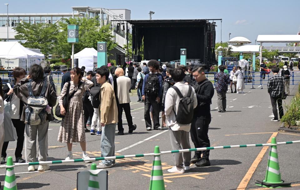 　≠ＭＥｉイベントが中止となり残念そうなファン（撮影・持木克友）