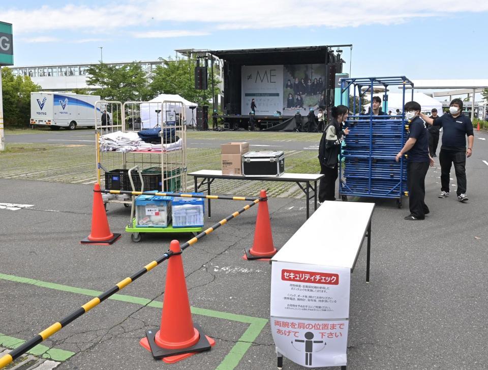 　≠ＭＥｉイベントが中止となり撤収作業する関係者（撮影・持木克友）