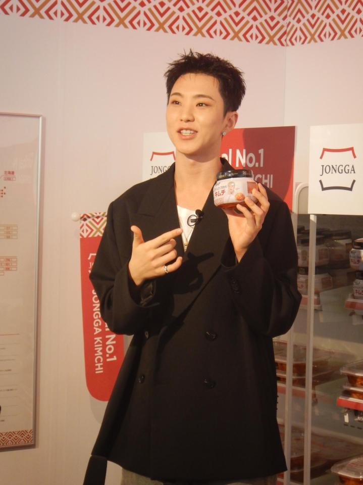 　キムチを手に取るＳＥＶＥＮＴＥＥＮのＨＯＳＨＩ