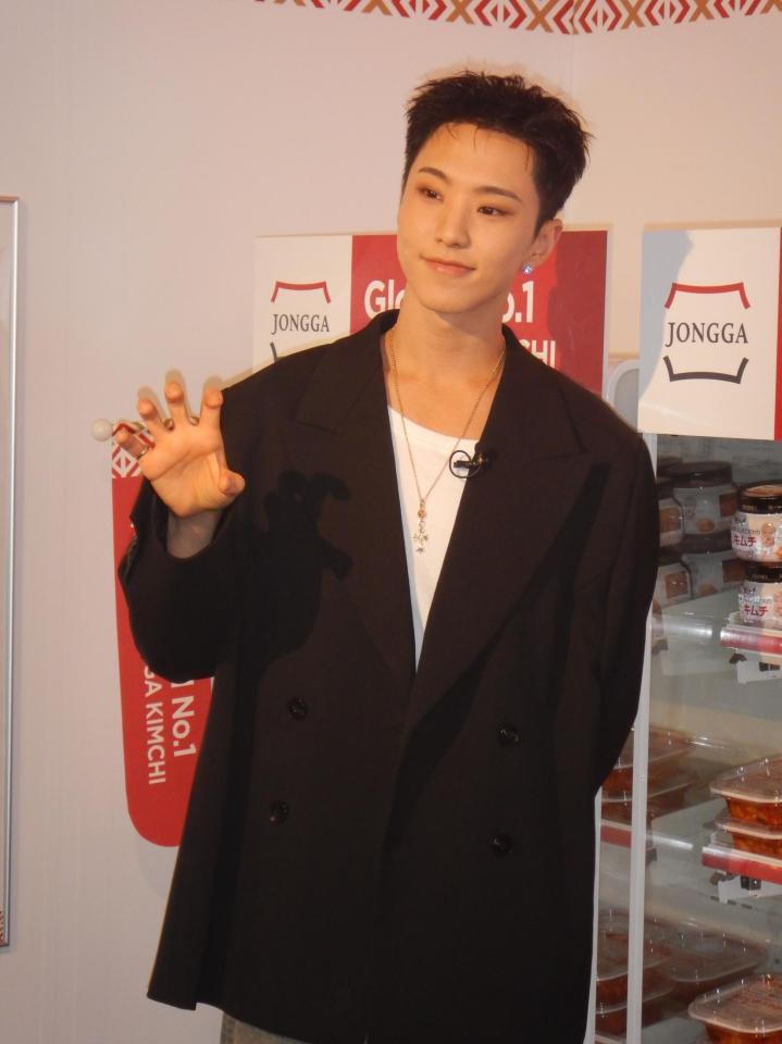 　写真に応じるＳＥＶＥＮＴＥＥＮのＨＯＳＨＩ