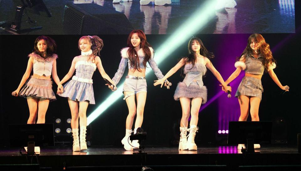 　ステージでキュートにパフォーマンスしたＭＡＤＥＩＮ　©Ｂ　ＺＯＮＥ，Ｉｎｃ．／１４３ｅｎｔｅｒｔａｉｎｍｅｎｔ