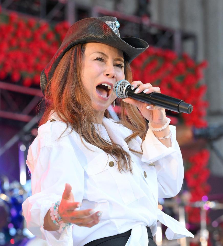 　熱唱する中村あゆみ（撮影・伊藤笙子）