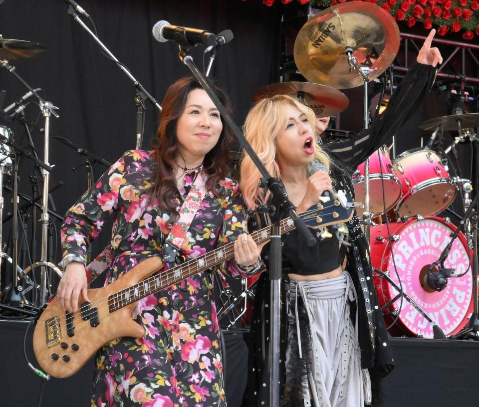 　コラボレーションする渡辺敦子（左）と寺田恵子（撮影・伊藤笙子）