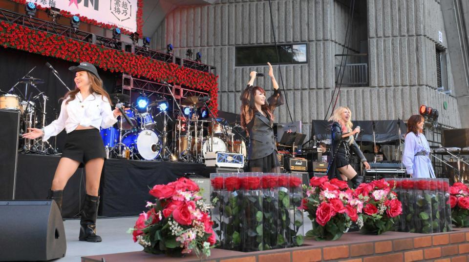 　会場を盛り上げる（左から）中村あゆみ、杏子、寺田恵子、相川七瀬（撮影・伊藤笙子）