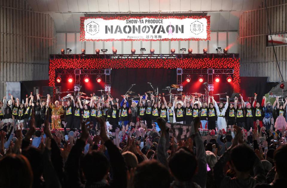 　フィナーレであいさつする出演者（撮影・伊藤笙子）