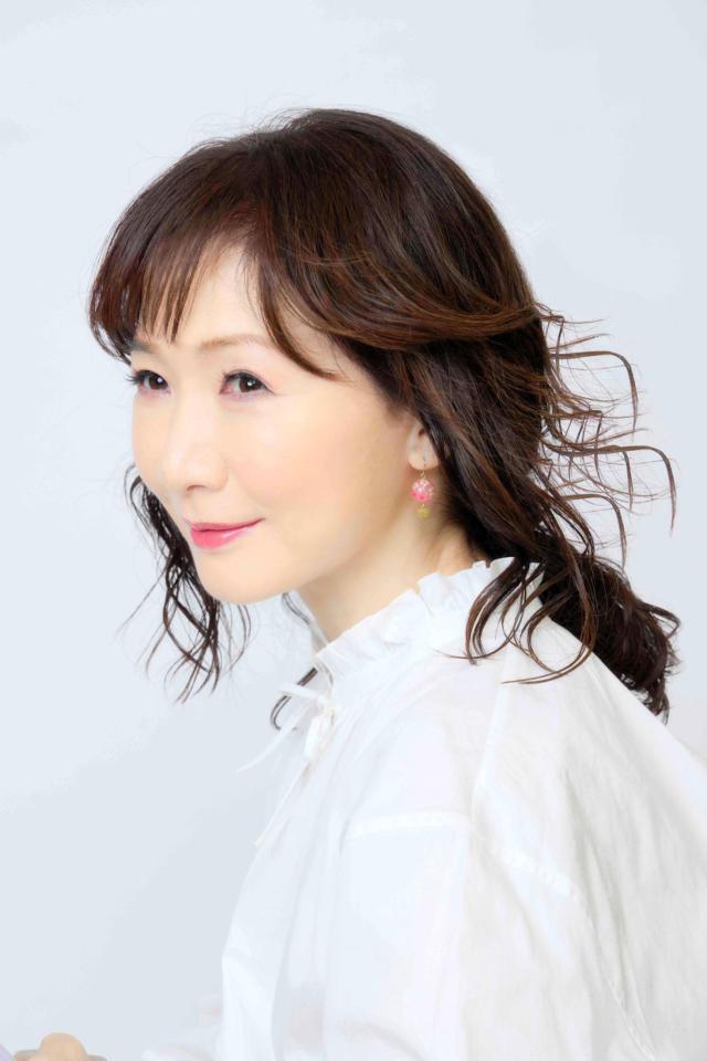 　大阪コミコンでライブを行う平松愛理