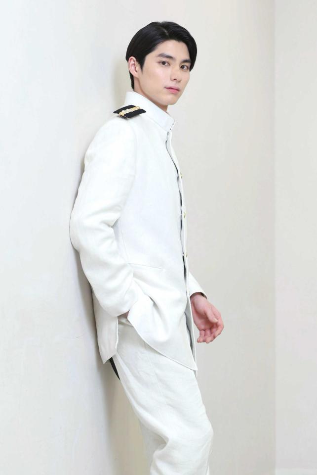 　軍服姿が様になる本田響矢（撮影・金田祐二）