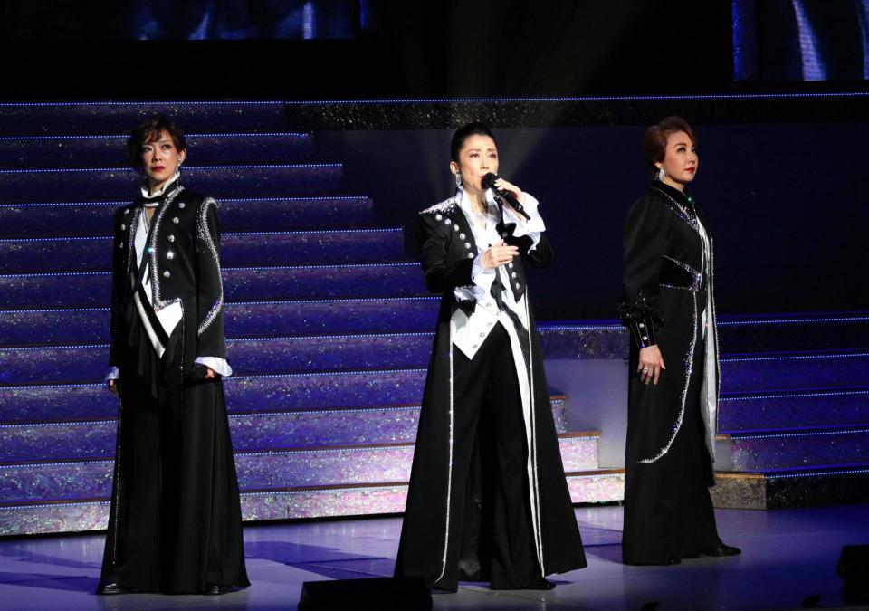 宝塚ＯＧ万博公演「未来へのＯｎｅ　Ｓｔｅｐ！」で「エリザベート」の楽曲をを熱唱する（左から）姿月あさと、一路真輝、麻路さき