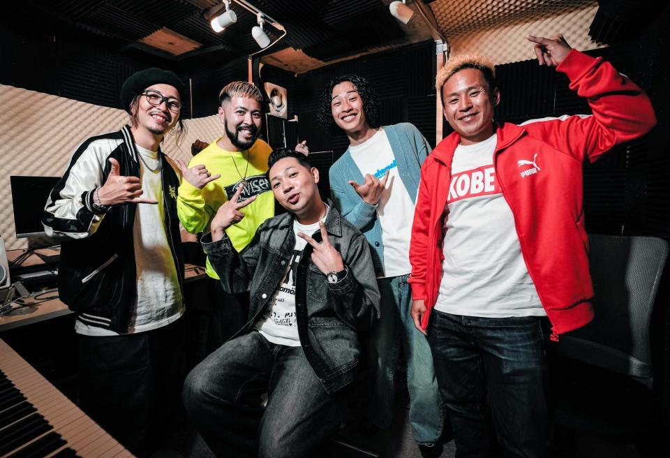 　ベリーグッドマン・Ｒｏｖｅｒ（左から３人目）がプロデュースした新曲をリリースするＭＡＣＫ　ＪＡＣＫ