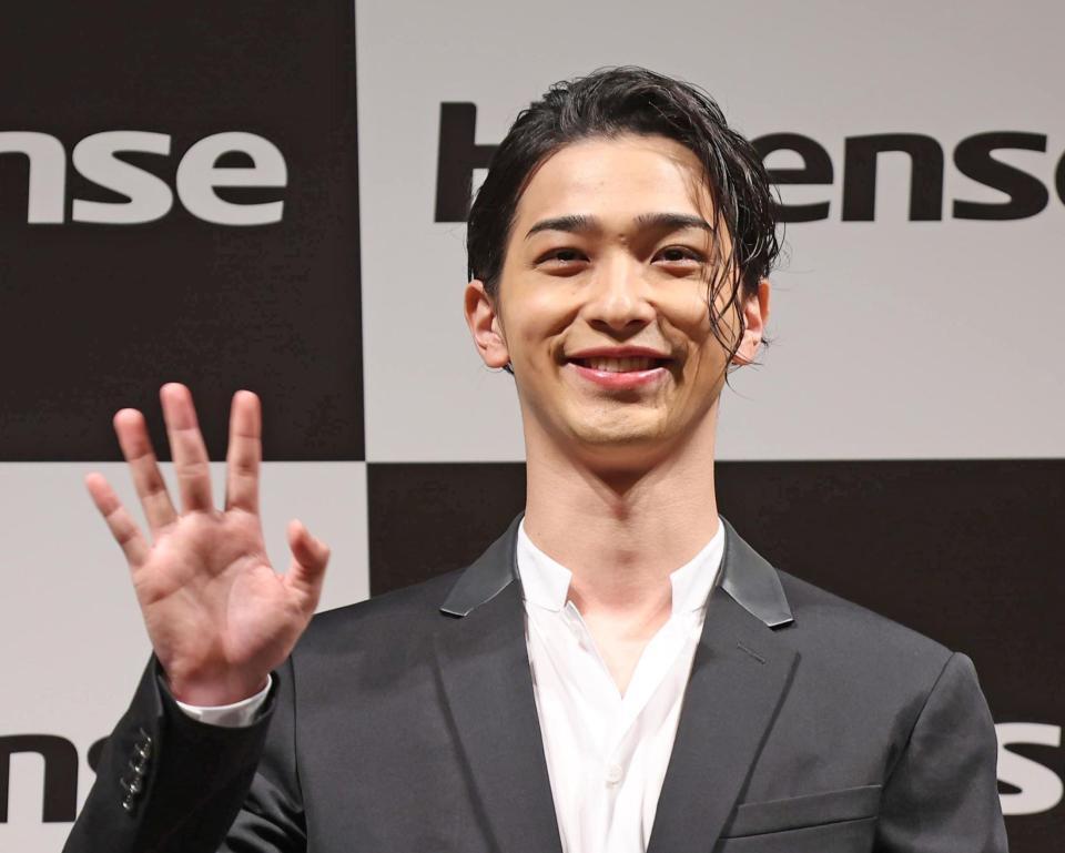 　笑顔で手を振る横浜流星（撮影・金田祐二）