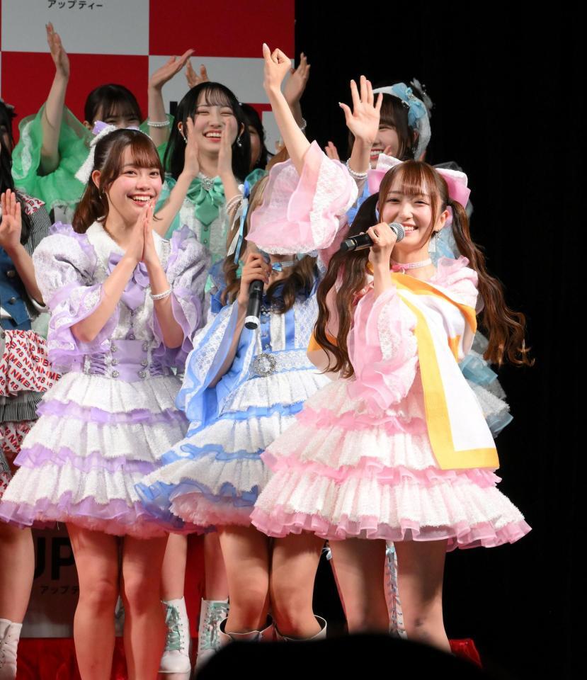 　グループ対抗のじゃんけん大会で優勝し、大型ビジョンＣＭの出演権を獲得したラフ×ラフ・日比野芽奈（手前）＝撮影・伊藤笙子