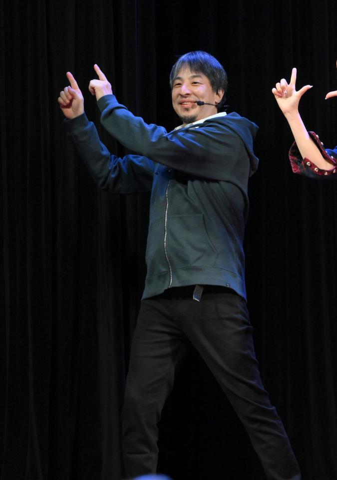 　「ＵＰ－Ｔ　新ＣＭ発表会見」で踊るひろゆき氏（撮影・伊藤笙子）