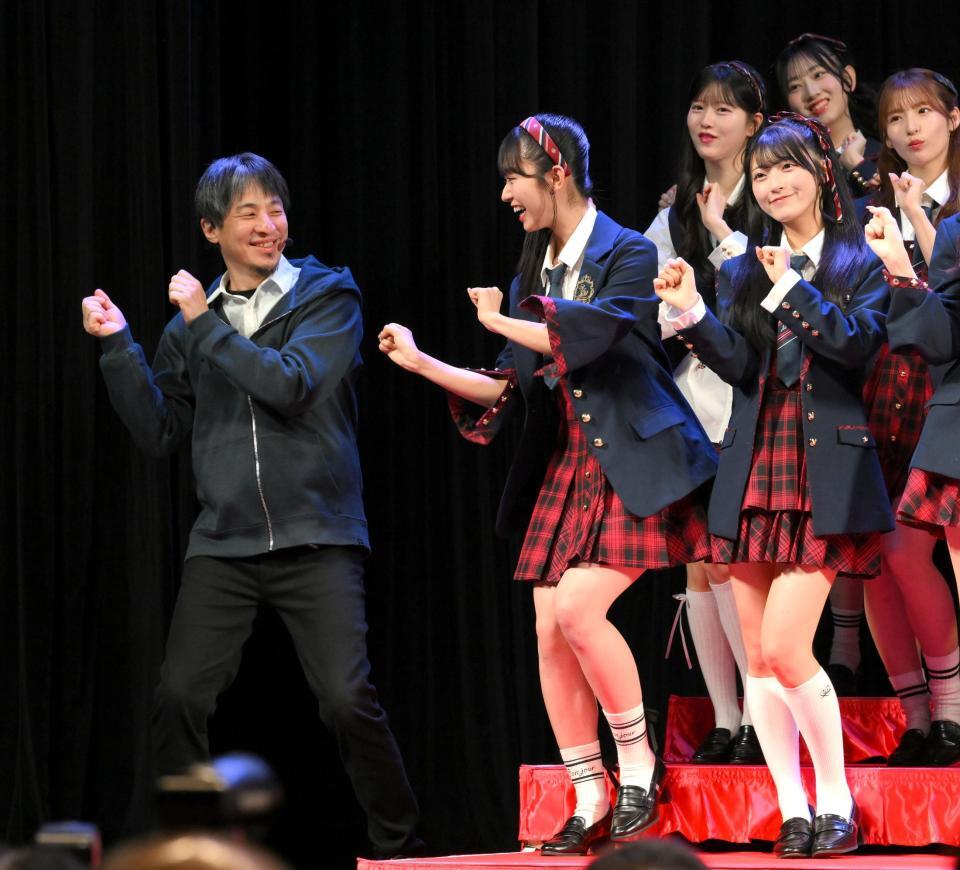 　「ＵＰ－Ｔ　新ＣＭ発表会見」でＡＫＢ４８とともに踊るひろゆき（左）＝撮影・伊藤笙子
