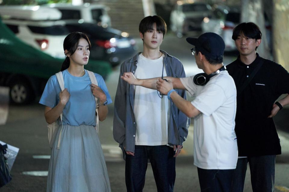 　韓国映画「６時間後に君は死ぬ」メイキングスチール　©２０２４，　Ｍｙｓｔｅｒｙ　Ｐｉｃｔｕｒｅｓ，　ＡＬＬ　ＲＩＧＨＴＳ　ＲＥＳＥＲＶＥＤ