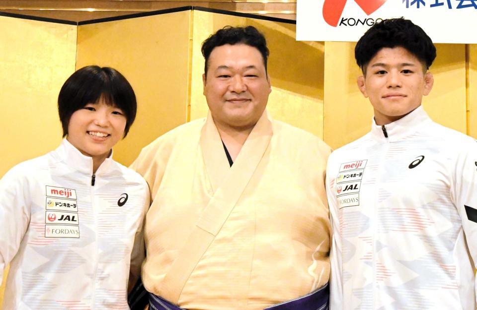 　地元高知で行われたパリ五輪壮行会に出席した桜井つぐみ（左）、清岡幸大郎（右）と、ゲスト出席した豊ノ島さん（２０２４年６月撮影）