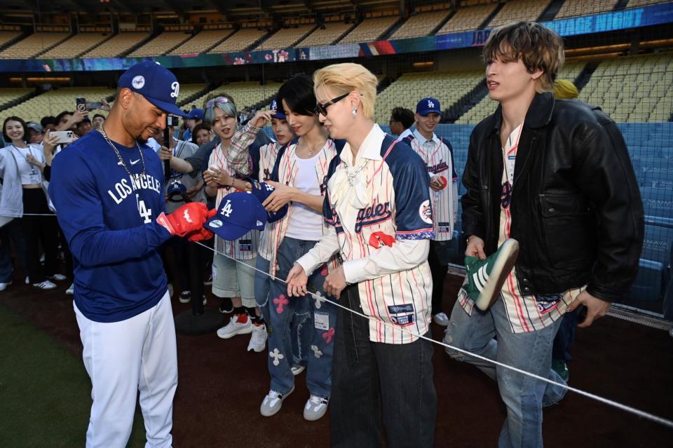 　ムーキー・ベッツ選手（左）からサインをもらい、笑みがこぼれるＪＯ１メンバー一同©ＬＡＰＯＮＥ　ＥＮＴＥＲＴＡＩＮＭＥＮＴ