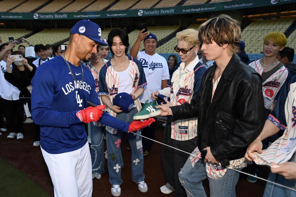 　ムーキー・ベッツ選手（左）からサインをもらい、笑みがこぼれるＪＯ１メンバー一同©ＬＡＰＯＮＥ　ＥＮＴＥＲＴＡＩＮＭＥＮＴ