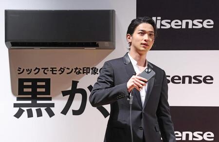 　スマートフォンでエアコンを操作する横浜流星（撮影・金田祐二）