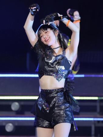 　ダンスで会場を盛り上げるつばきファクトリー・八木栞（撮影・棚橋慶太）