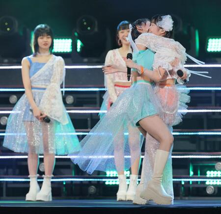 　小野瑞歩に抱きつかれる八木栞（右）＝撮影・棚橋慶太