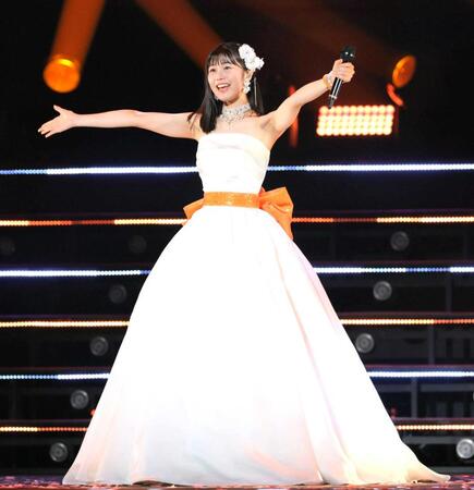 　ドレス姿で登場した八木栞（撮影・棚橋慶太）