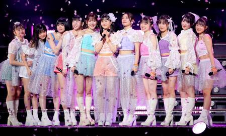 　つばきファクトリーのメンバーに囲まれ笑顔の八木栞（撮影・棚橋慶太）