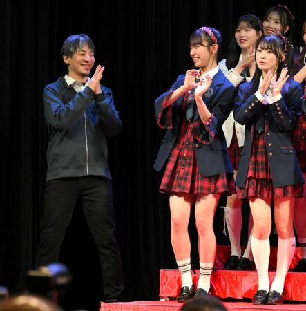 　「ＵＰ－Ｔ　新ＣＭ発表会見」でメンバーの動きをチラ見しながら踊るひろゆき氏（左）＝撮影・伊藤笙子